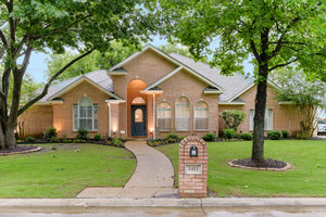 View 1 Photos and Floorplan / with measurements Virtual Tour